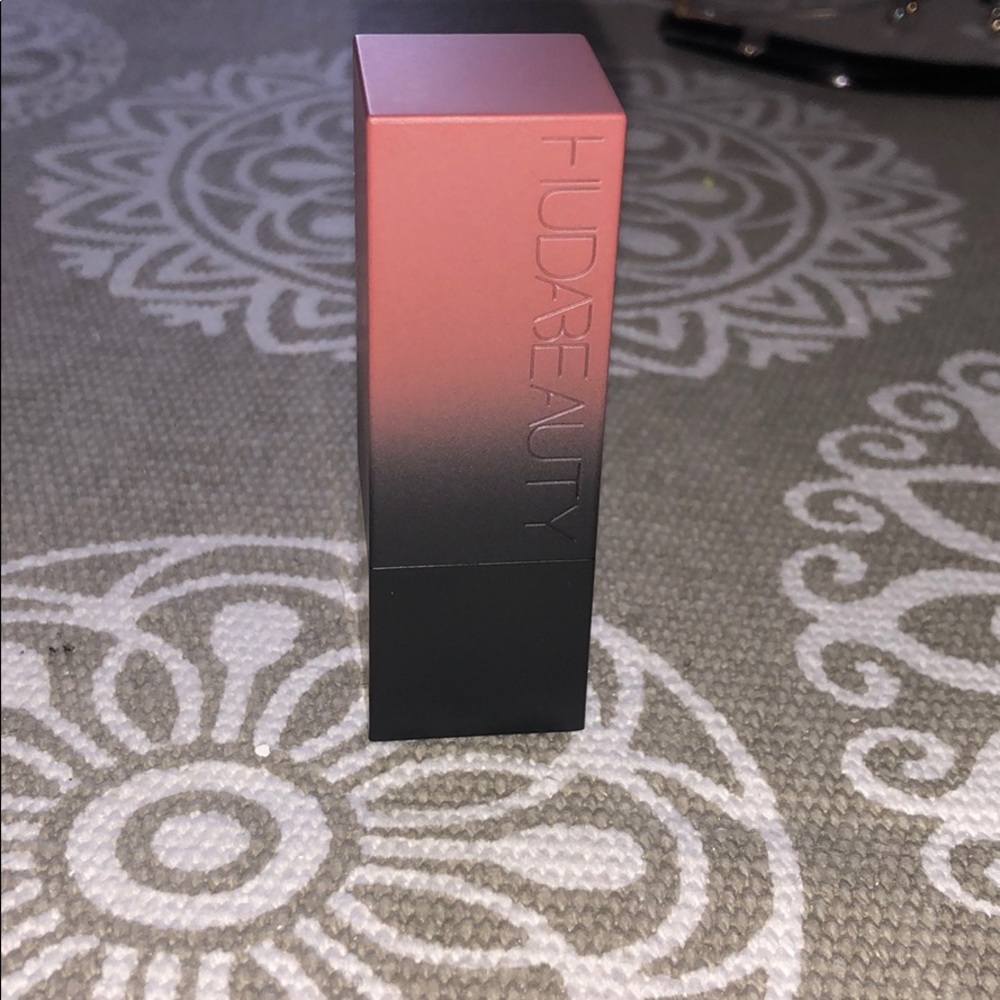 Huda beauty matte lipstick